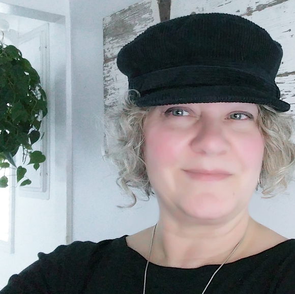 Meet your Posher, Amanda - Picture 2 of 2